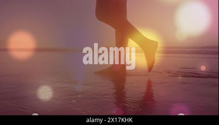 Immagine di macchie di luce sulla donna caucasica in spiaggia Foto Stock