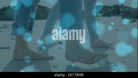 Immagine di punti luminosi sulla coppia caucasica in spiaggia Foto Stock