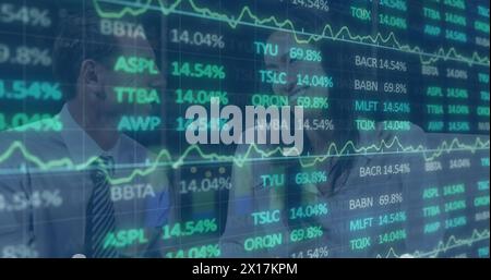 Immagine dell'elaborazione dei dati del mercato azionario su due diversi uomini d'affari e donne d'affari che discutono Foto Stock
