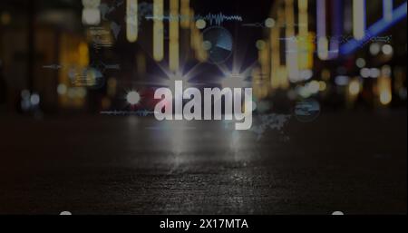 Immagine di scanner rotondi ed elaborazione dei dati contro il traffico cittadino di notte Foto Stock