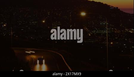 Immagine di scanner rotondi ed elaborazione dei dati con vista aerea del traffico cittadino di notte Foto Stock