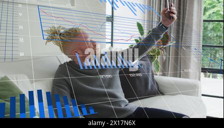 Immagine di grafici, numeri che cambiano, uomo afroamericano albino che parla selfie usando il cellulare Foto Stock