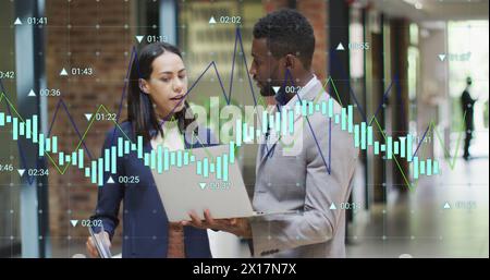 Immagine di più grafici con numeri variabili, colleghi diversi che discutono di report su notebook Foto Stock