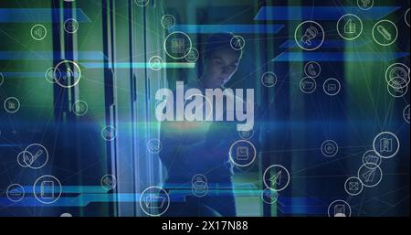 Immagine delle icone dei supporti mobili sopra una donna caucasica che lavora nella sala server Foto Stock