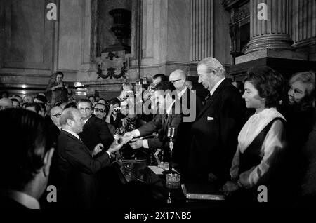 Il politico argentino Vicente Solano Lima riceve il diploma di Vicepresidente dopo le elezioni generali dell'11 marzo 1973, Congresso Nazionale, Buenos Aires, 1973. Foto Stock