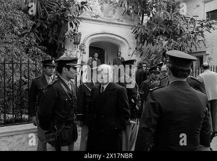 Il politico argentino Vicente Solano Lima arriva alla residenza di Juan Peron dopo la sua nomina per il biglietto della Vicepresidenza nelle prossime elezioni generali del marzo 1973, Buenos Aires, 1972. Foto Stock