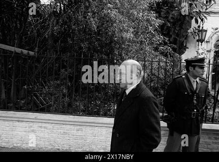 Il politico argentino Vicente Solano Lima arriva alla residenza di Juan Peron dopo la sua nomina per il biglietto della Vicepresidenza nelle prossime elezioni generali del marzo 1973, Buenos Aires, 1972. Foto Stock