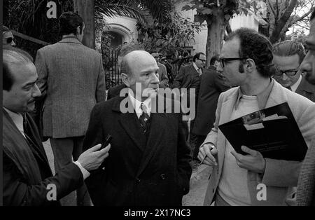 Il politico argentino Vicente Solano Lima arriva alla residenza di Juan Peron dopo la sua nomina per il biglietto della Vicepresidenza nelle prossime elezioni generali del marzo 1973, Buenos Aires, 1972. Foto Stock