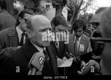 Il politico argentino Vicente Solano Lima arriva alla residenza di Juan Peron dopo la sua nomina per il biglietto della Vicepresidenza nelle prossime elezioni generali del marzo 1973, Buenos Aires, 1972. Foto Stock