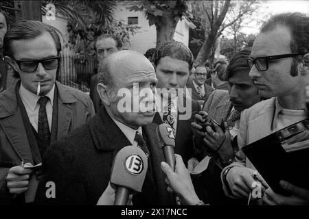 Il politico argentino Vicente Solano Lima arriva alla residenza di Juan Peron dopo la sua nomina per il biglietto della Vicepresidenza nelle prossime elezioni generali del marzo 1973, Buenos Aires, 1972. Foto Stock