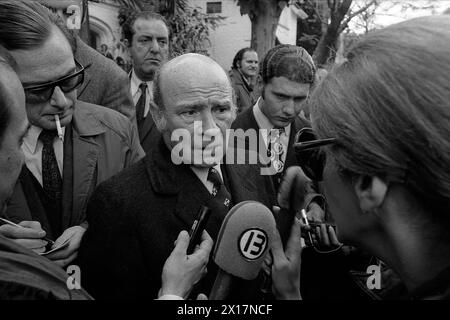 Il politico argentino Vicente Solano Lima arriva alla residenza di Juan Peron dopo la sua nomina per il biglietto della Vicepresidenza nelle prossime elezioni generali del marzo 1973, Buenos Aires, 1972. Foto Stock