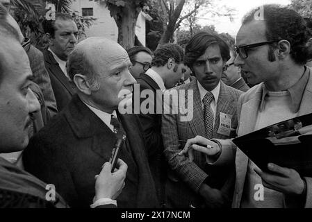 Il politico argentino Vicente Solano Lima arriva alla residenza di Juan Peron dopo la sua nomina per il biglietto della Vicepresidenza nelle prossime elezioni generali del marzo 1973, Buenos Aires, 1972. Foto Stock