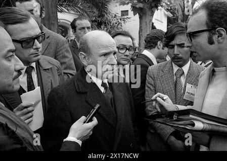 Il politico argentino Vicente Solano Lima arriva alla residenza di Juan Peron dopo la sua nomina per il biglietto della Vicepresidenza nelle prossime elezioni generali del marzo 1973, Buenos Aires, 1972. Foto Stock