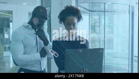 Immagine dell'elaborazione dei dati su diversi dipendenti aziendali in ufficio Foto Stock