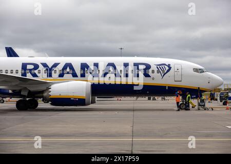 Ryanair Boeing 737 Max su asfalto con equipaggio e attrezzature, cielo nuvoloso. Foto Stock