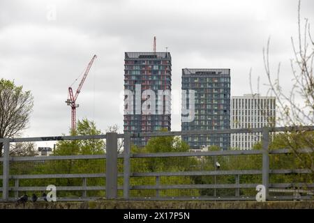 I moderni grattacieli e le gru da costruzione definiscono l'evoluzione dello skyline di North London. Foto Stock