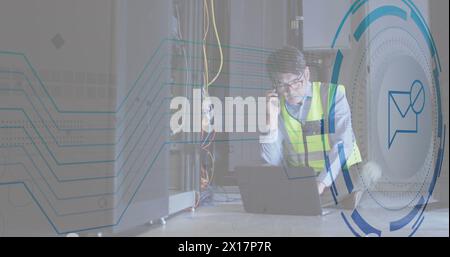 Immagine dell'icona del blocco messaggi durante la conversazione sullo smartphone nella sala server Foto Stock