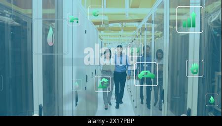 Immagine delle icone ecologiche e dell'elaborazione dei dati su diversi utenti IT e server informatici Foto Stock