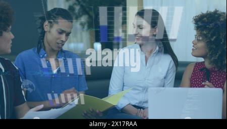 Tre colleghi d'affari sono seduti intorno a un tavolo durante la discussione. La scena è ambientata in un ambiente informale Foto Stock