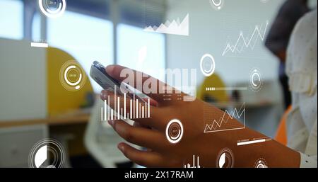Immagine dell'elaborazione dei dati e della scansione dell'oscilloscopio su una donna d'affari birazziale che utilizza lo smartphone Foto Stock