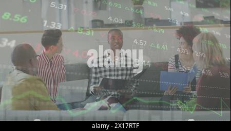 Immagine del trading board su diversi colleghi che discutono di un rapporto durante una riunione in ufficio Foto Stock