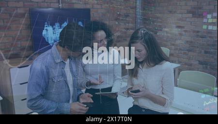 Immagine di grafici, tabellone commerciale su diversi colleghi che discutono di report tramite tablet digitale Foto Stock