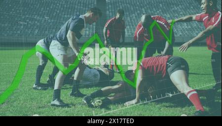 Immagine di grafici e dati su due squadre di rugby multietniche che giocano a rugby, corrono e spingono digita Foto Stock
