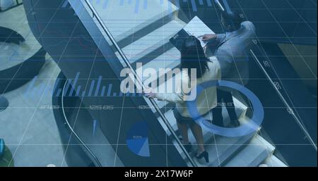 Immagine di grafici ed elaborazione dei dati di due diversi colleghi aziendali in discussione sulle scale Foto Stock