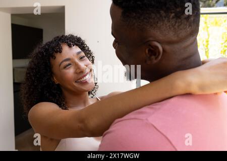 Diverse coppie si abbracciano, sorridono l'un l'altro a casa Foto Stock