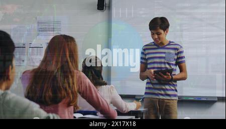 Immagine di uno studente asiatico che tiene una presentazione in classe tramite interfaccia infografica Foto Stock