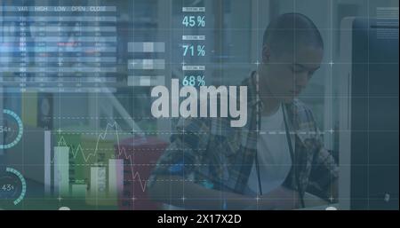Immagine di vari dati digitali che si spostano su un uomo d'affari asiatico che lavora in ufficio Foto Stock