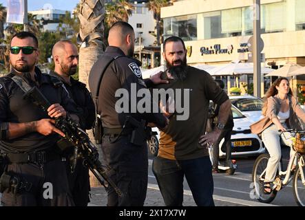 Tel Aviv, Israele. 15 aprile 2024. La polizia ha arrestato un uomo di destra per aver attaccato i manifestanti che hanno cantato slogan contro il primo ministro israeliano Benjamin Netanyahu in una manifestazione che chiedeva la fine della guerra israelo-Hamas fuori dalla filiale di Tel Aviv dell'Ambasciata degli Stati Uniti lunedì 15 aprile 2024. Foto di Debbie Hill/ credito: UPI/Alamy Live News Foto Stock