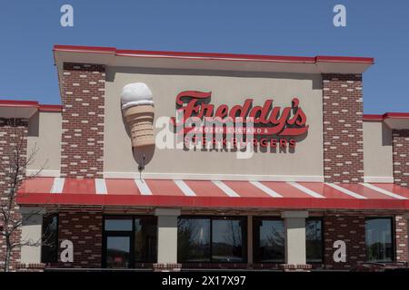 Indianapolis - 13 aprile 2024: Ristorante Freddy's Frozen Custard e Steakburgers. Freddy's è popolare nel Midwest. Foto Stock