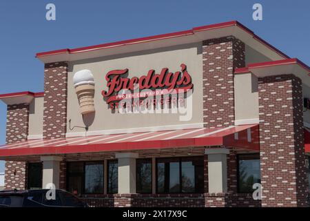 Indianapolis - 13 aprile 2024: Ristorante Freddy's Frozen Custard e Steakburgers. Freddy's è popolare nel Midwest. Foto Stock