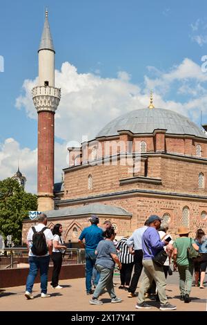 Turisti alla moschea Banya Bashi del XVI secolo a Sofia Bulgaria, Europa orientale, Balcani, UE Foto Stock