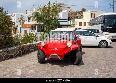 Nisyros, Grecia - 10 maggio 2023: Red Beach Buggy in strada nel villaggio di Nikia. Isola di Nisyros, Grecia Foto Stock