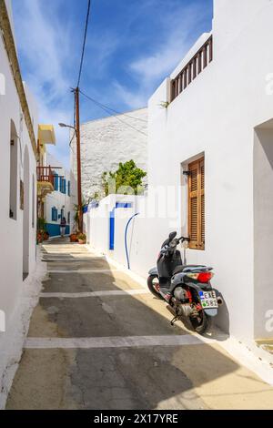 Nisyros, Grecia - 10 maggio 2023: Strada stretta nel villaggio di Nikia sull'isola di Nisyros. Grecia Foto Stock
