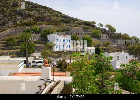 Nisyros, Grecia - 10 maggio 2023: Villaggio greco di Nikia. Isola di Nisyros, Grecia Foto Stock