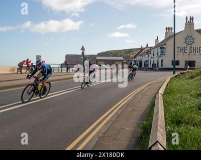 Gara ciclistica East Cleveland Classic. Il peloton passa davanti al Ship Inn Saltburn, Cat Fergusson 2° del gruppo Foto Stock