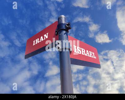 Illustrazione 3d, segno rosso e nero con le parole Iran e Israele scritte in bianco sull'incrocio. Foto Stock