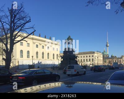 28 novembre 2018, Germania, Berlino, quartiere Mitte, via Unter den Linden, vista posteriore della statua equestre di Federico il grande, sullo sfondo Foto Stock