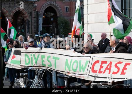 Londra, Regno Unito. 15 aprile 2024. I sostenitori della Palestina chiedono un cessate il fuoco immediato a Gaza e la dismissione da Israele in un raduno al di fuori del Camden Town Hall, gestito dai laburisti, che si trova nella circoscrizione di Holborn e St Pancras del leader del partito laburista Sir Keir Starmer. Crediti: Ron Fassbender/Alamy Live News Foto Stock