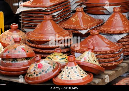 Ceramiche, tagine, Meknes, vasi di argilla marocchina con decorazioni tradizionali in un mercato, Marocco settentrionale, Marocco Foto Stock