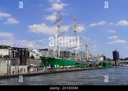 RICKMER RICKMERS, grande nave a vela nel porto con camminatori sul lungomare in condizioni di sole, Amburgo, città anseatica di Amburgo, Germania Foto Stock