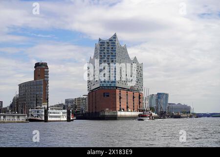 La sala Filarmonica dell'Elba a HafenCity, città anseatica di Amburgo, la sala Filarmonica dell'Elba è in trono sulla riva con navi di passaggio su una Foto Stock