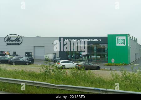 Waregem, Belgio - 22 maggio 2023: La vetrina del negozio Facq, che vende prodotti sanitari e di riscaldamento, è visibile dall'altra parte della strada, con CARS pa Foto Stock