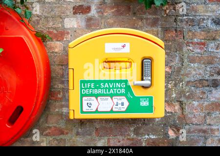 Defibrillatore salvavita montato a parete, Regno Unito Foto Stock