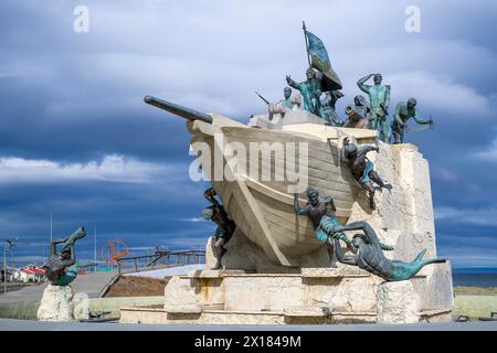 Monumento A Tripulantes Galeta Ancud, monumento ai membri dell'equipaggio della goletta Ancud 1843 sullo stretto di Magellano, Punta Arenas, città in Foto Stock