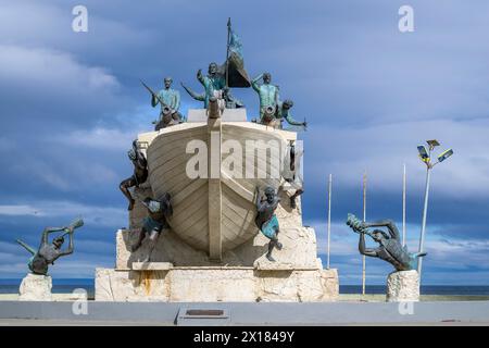 Monumento A Tripulantes Galeta Ancud, monumento ai membri dell'equipaggio della goletta Ancud 1843 sullo stretto di Magellano, Punta Arenas, città in Foto Stock