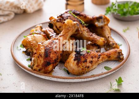 Cosce di pollo arrosto con ranch ed erbe fresche, idea di ricetta rapida e sana Foto Stock